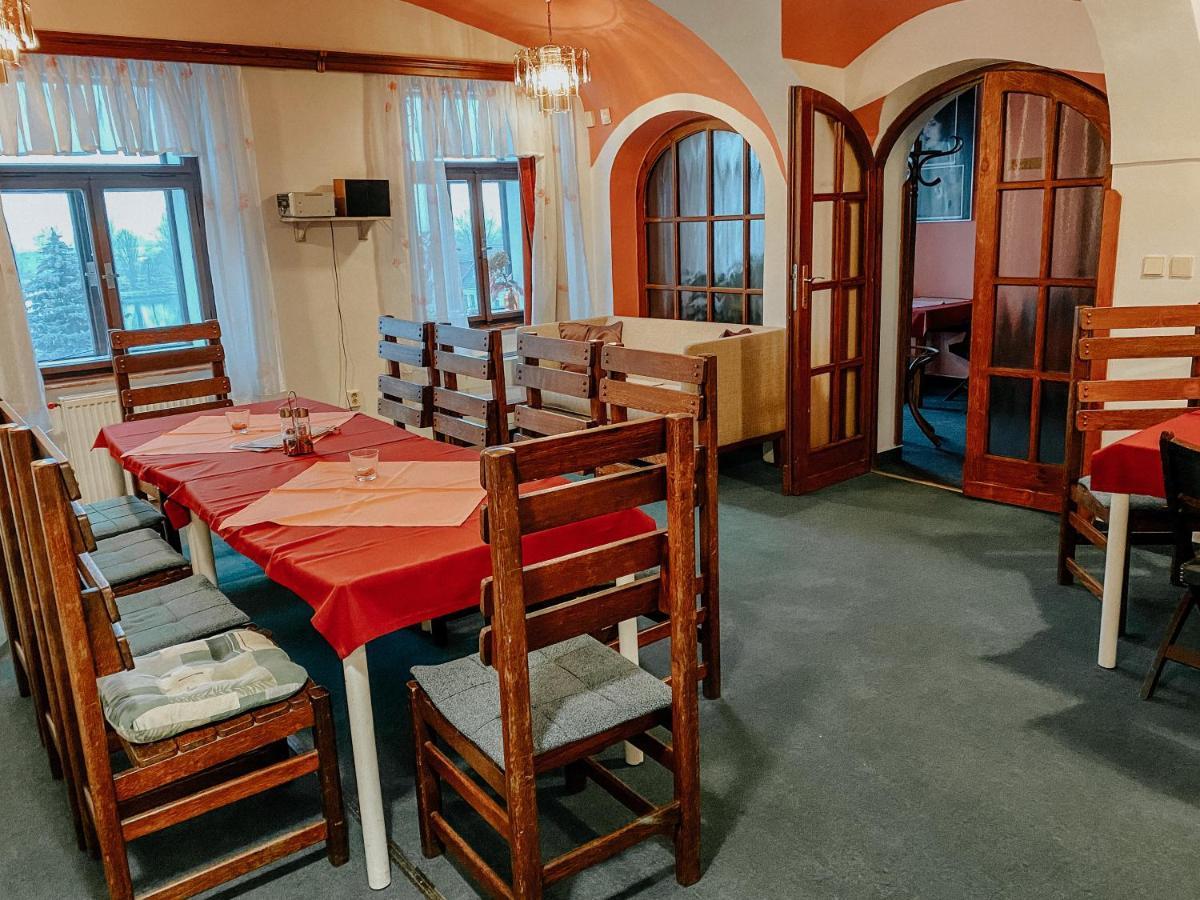 Vinarna Vikarka Hotel Litomerice Exterior photo
